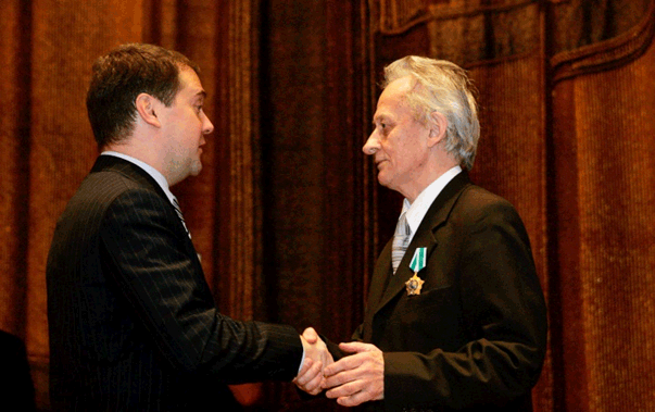 Награждение Ю.А. Тихомирова Орденом Дружбы. 2005 г.